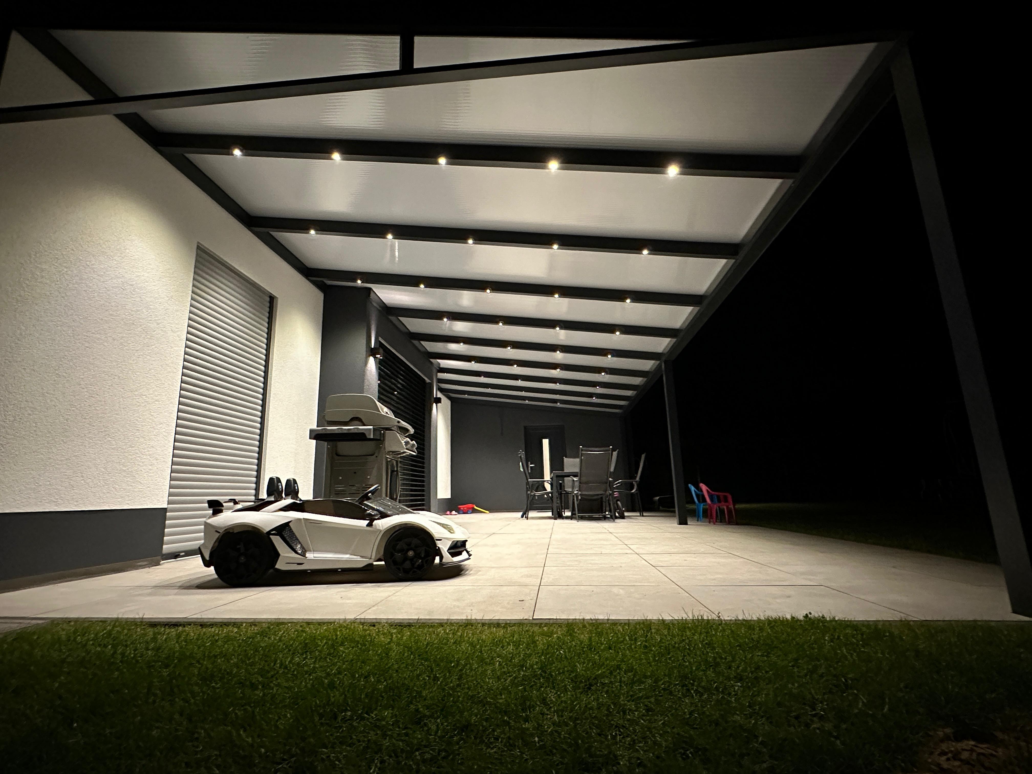 Terrassenüberdachung mit Beleuchtung